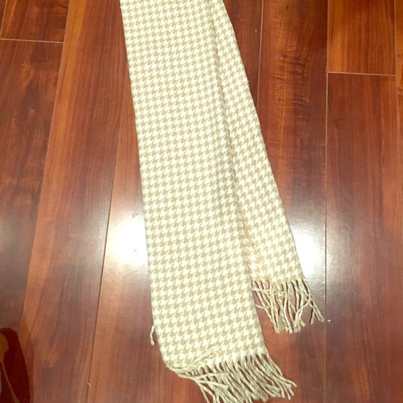 ❌SOLD❌ Beige and light brown herringbone scarf - Picture 2 of 3